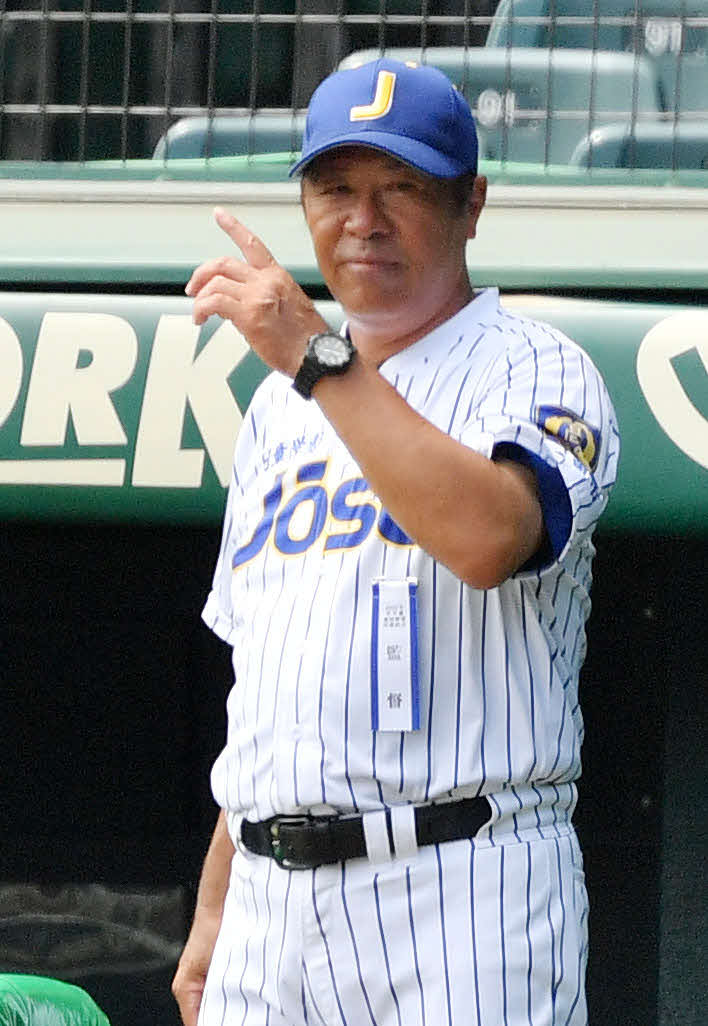 鹿児島城西対加藤学園　指示を出す鹿児島城西・佐々木監督（撮影・横山健太）