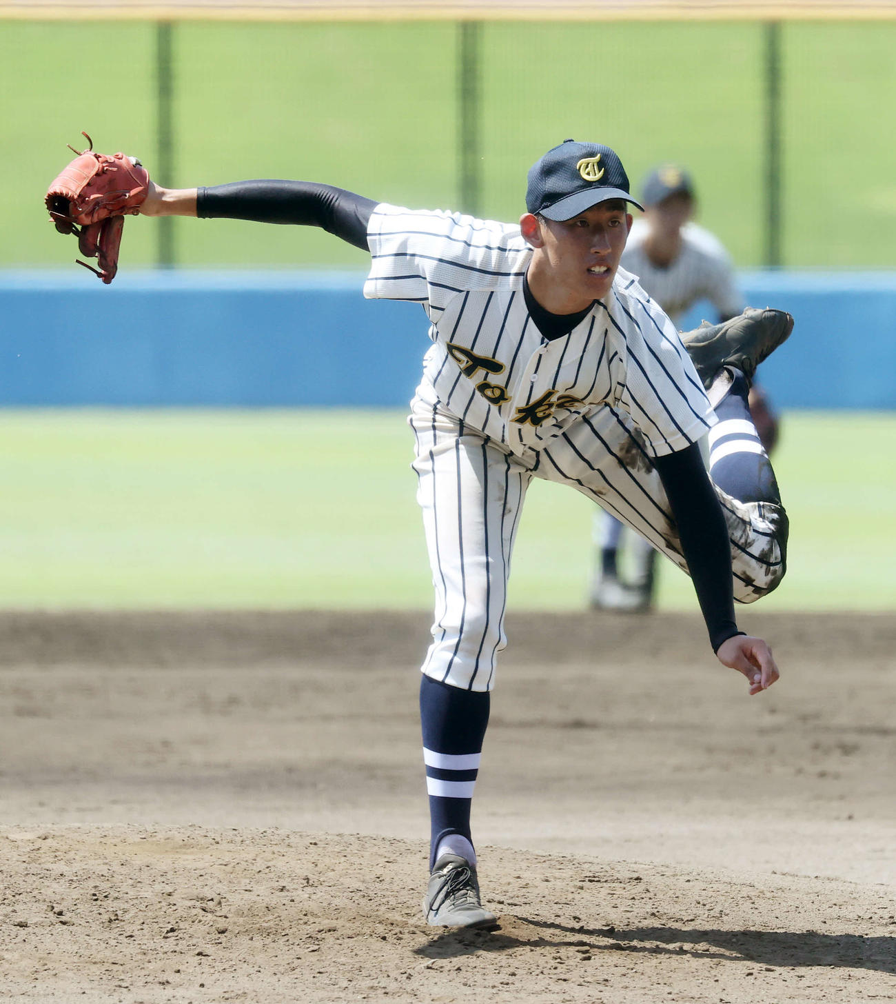 東海大相模対相模原　先発し力投する東海大相模・石田（撮影・鈴木正人）