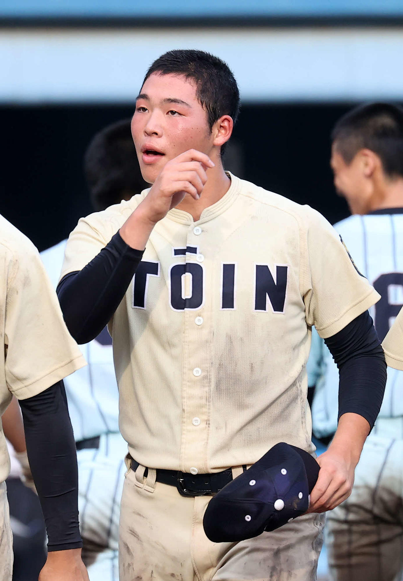 桐蔭学園対相模原弥栄　敗戦しベンチに引き揚げる桐蔭学園・阿部（撮影・鈴木正人）