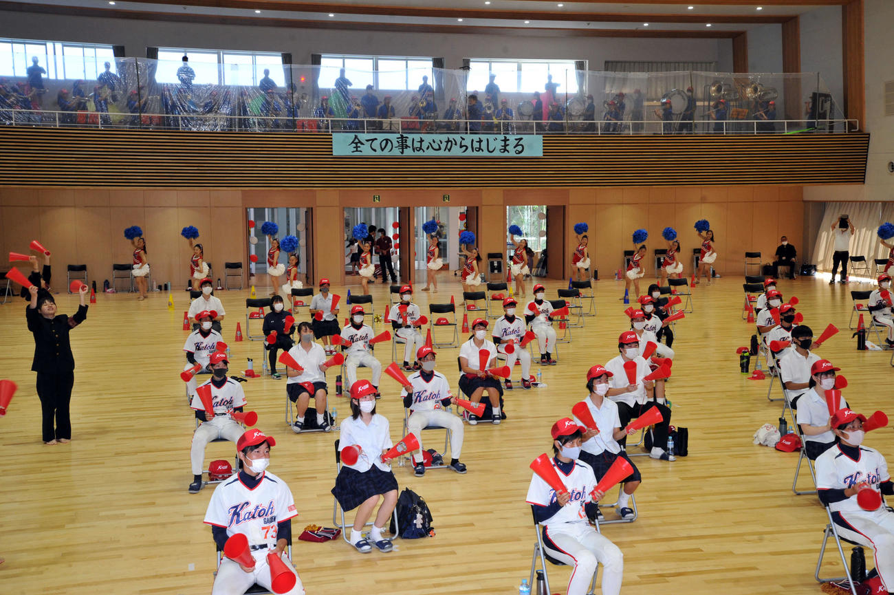 8回に加藤学園が追加点を奪い、盛り上がる生徒たち