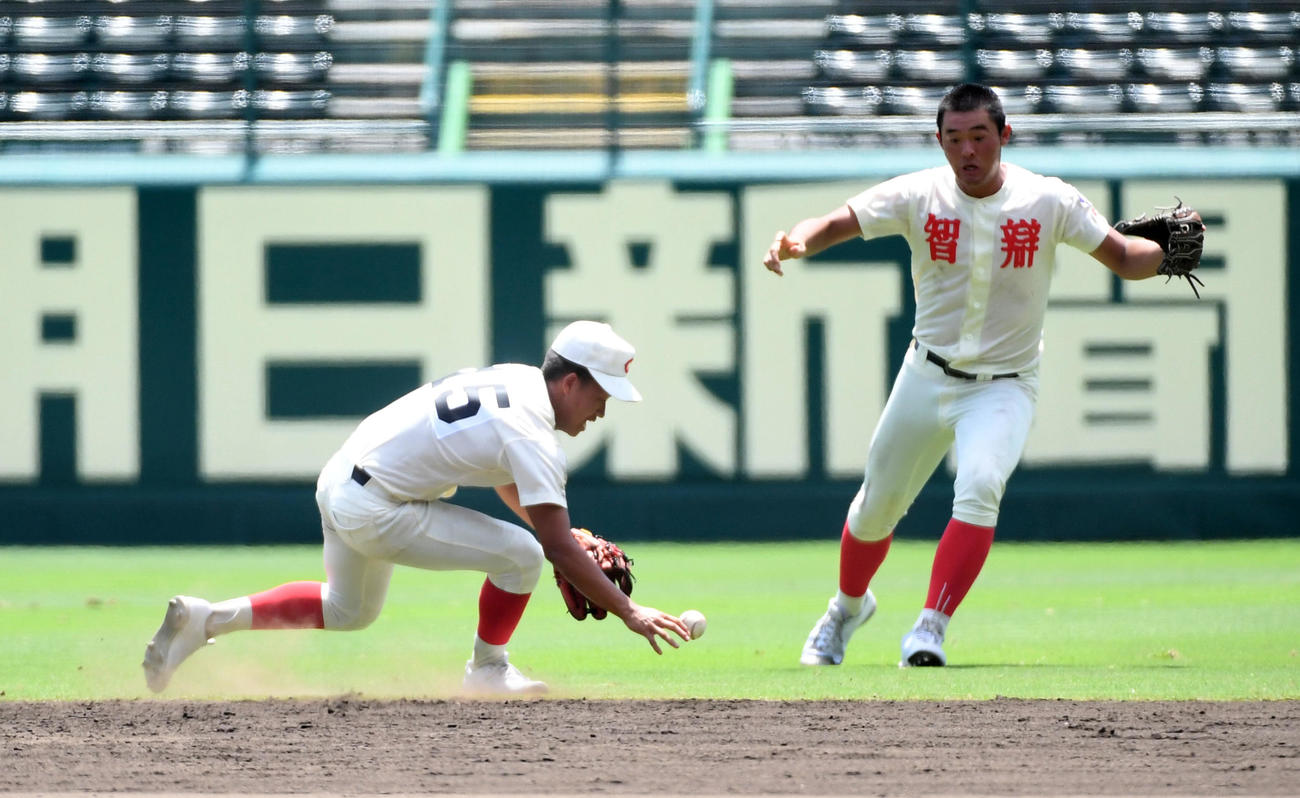 10回裏中京大中京タイブレーク無死満塁、西村の二塁への打球を錦織が落球、サヨナラ負けとなる（撮影・前岡正明）