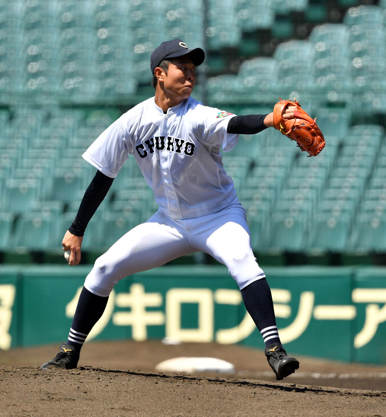 智弁学園対中京大中京　グラブを前に突き出すフォームを見せる中京大中京・高橋（撮影・横山健太）
