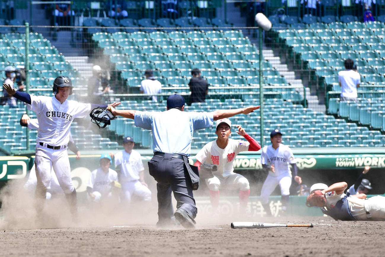 智弁学園対中京大中京　延長タイブレーク10回裏中京大中京無死満塁、西村の二飛を智弁学園二塁手錦織が１度は捕球も、その後に落球、三塁走者の前田がホームインしサヨナラ勝ち