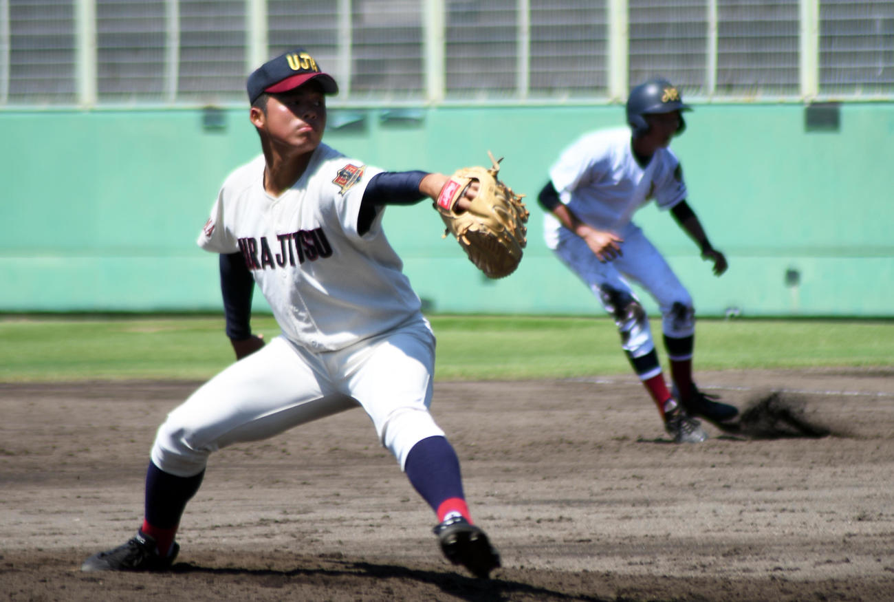 5回裏から今大会初登板した浦和実豆田泰志投手（撮影・大友陽平）