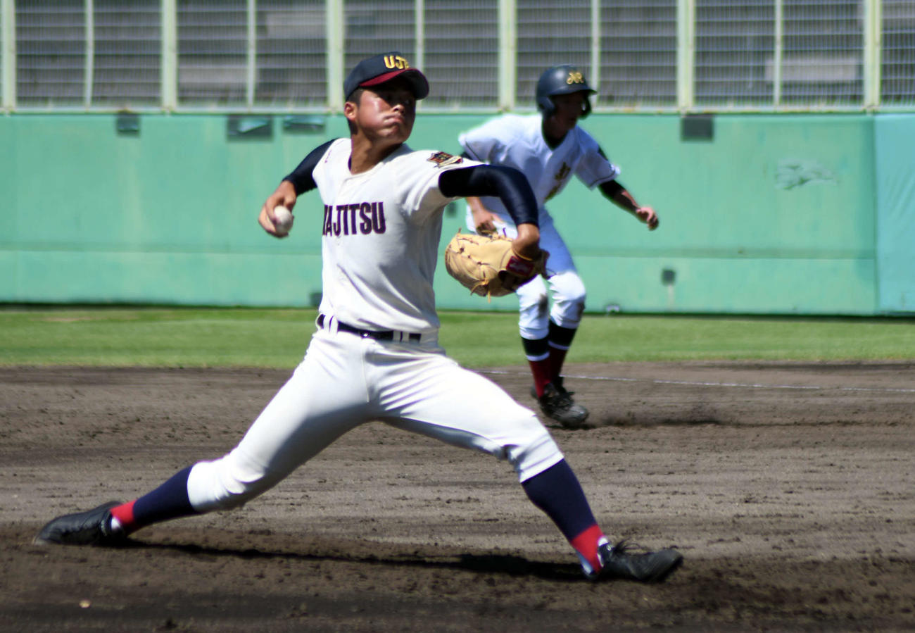 5回裏から今大会初登板した浦和実豆田泰志投手（撮影・大友陽平）
