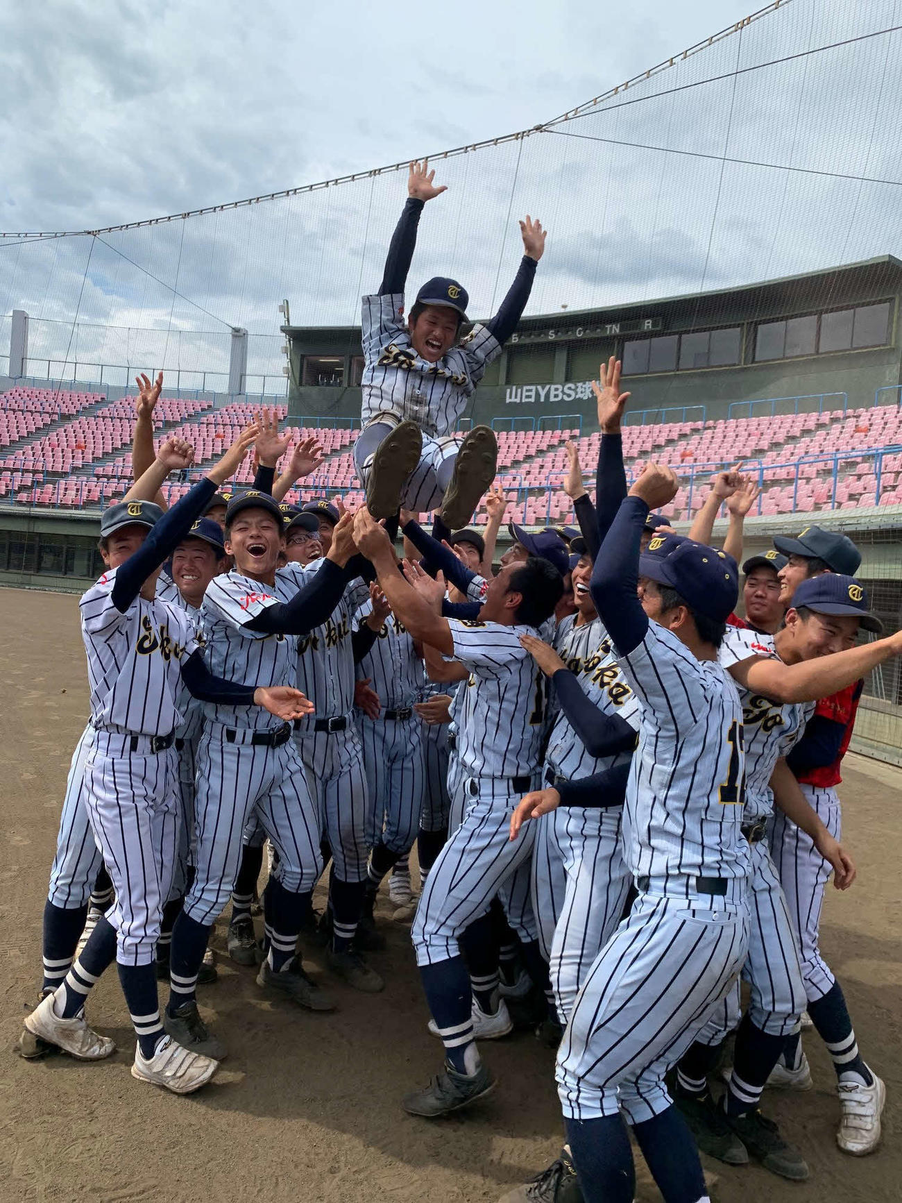 山梨学院対東海大甲府　優勝に喜び主将を胴上げする東海大甲府選手たち（撮影・三須佳夏）