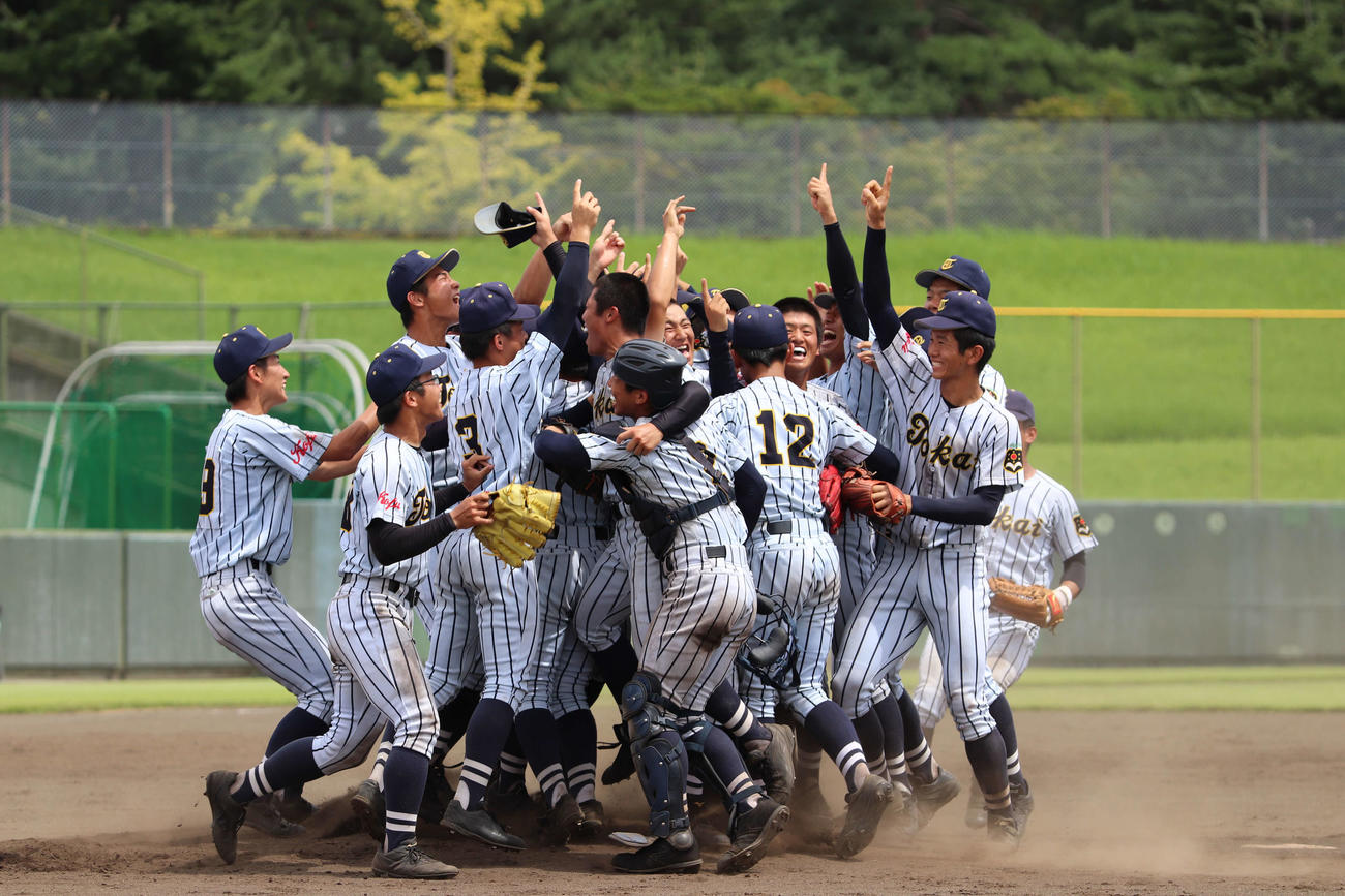 山梨学院対東海大甲府　優勝し駆け寄り喜び合う東海大甲府選手たち（撮影・三須佳夏）