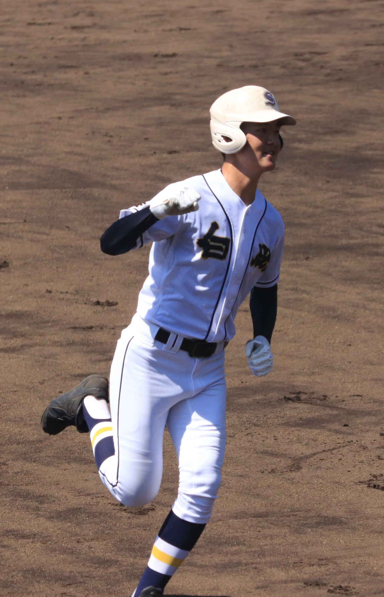 叡明対白岡　1回裏白岡1死一、三塁、左翼ポール際に高校通算1号となる3ラン本塁打を放った佐藤（撮影・小早川宗一郎）