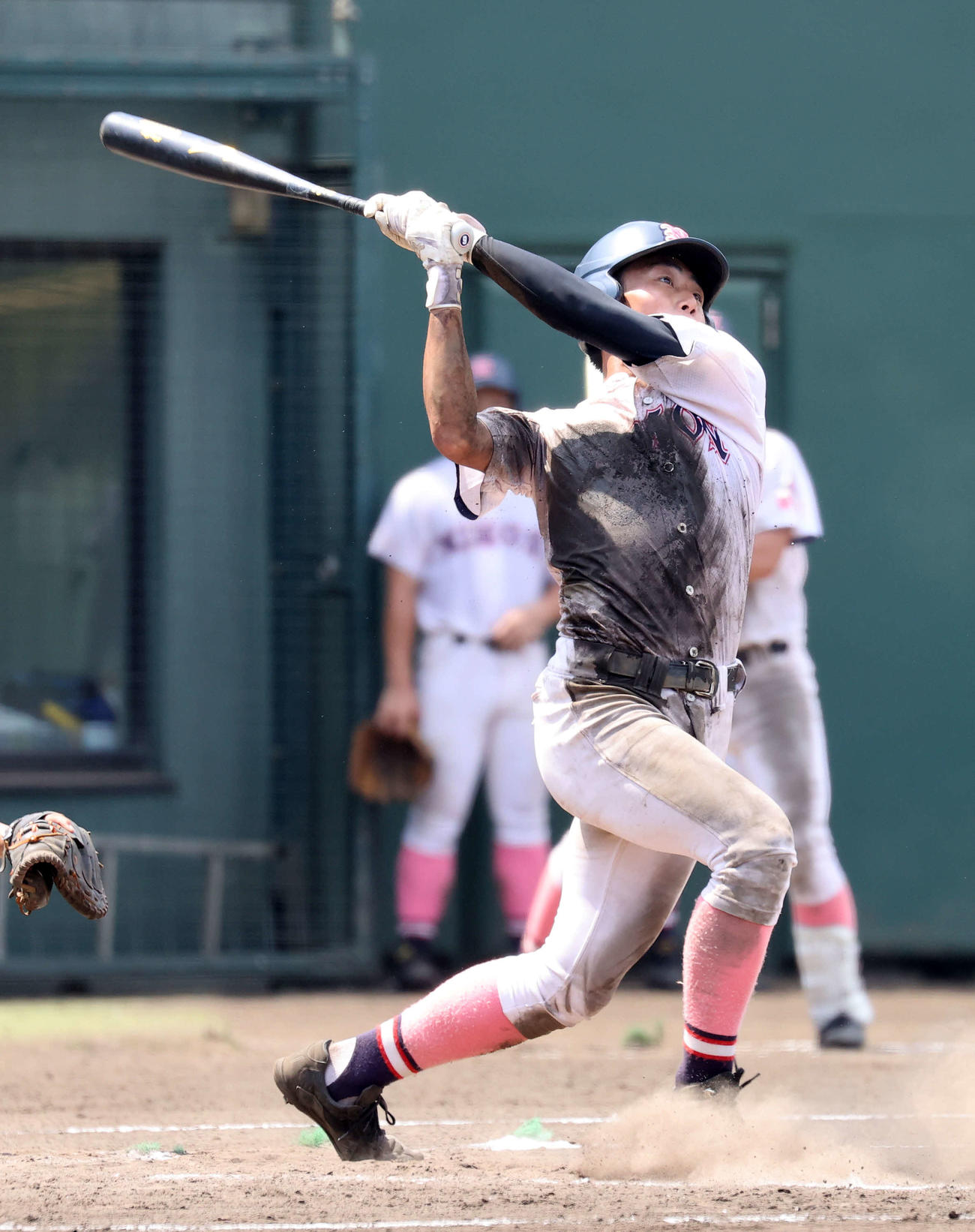 日大藤沢対藤沢翔陵　10回表日大藤沢2死満塁、姫木は右越え本塁打を放つ（撮影・鈴木正人）