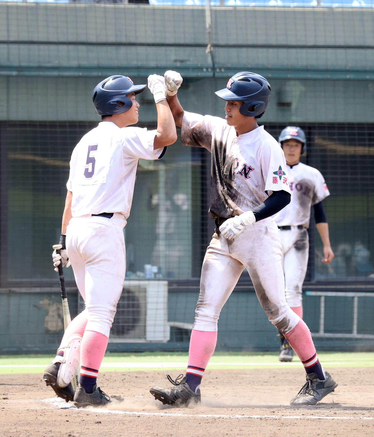 日大藤沢対藤沢翔陵　10回表日大藤沢2死満塁、姫木（右）は右越え本塁打を放ち菊池とタッチ（撮影・鈴木正人）