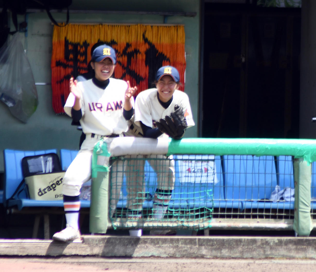 試合前のシートノックをベンチから見守る鈴木夏緒捕手（左）と佐藤百華投手（撮影・大友陽平）