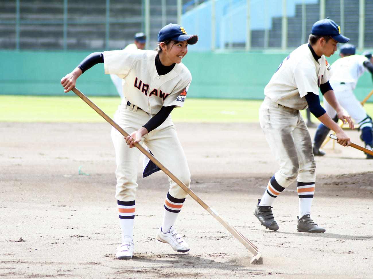 試合中のグラウンド整備を行う市浦和の佐藤百華投手（撮影・大友陽平）