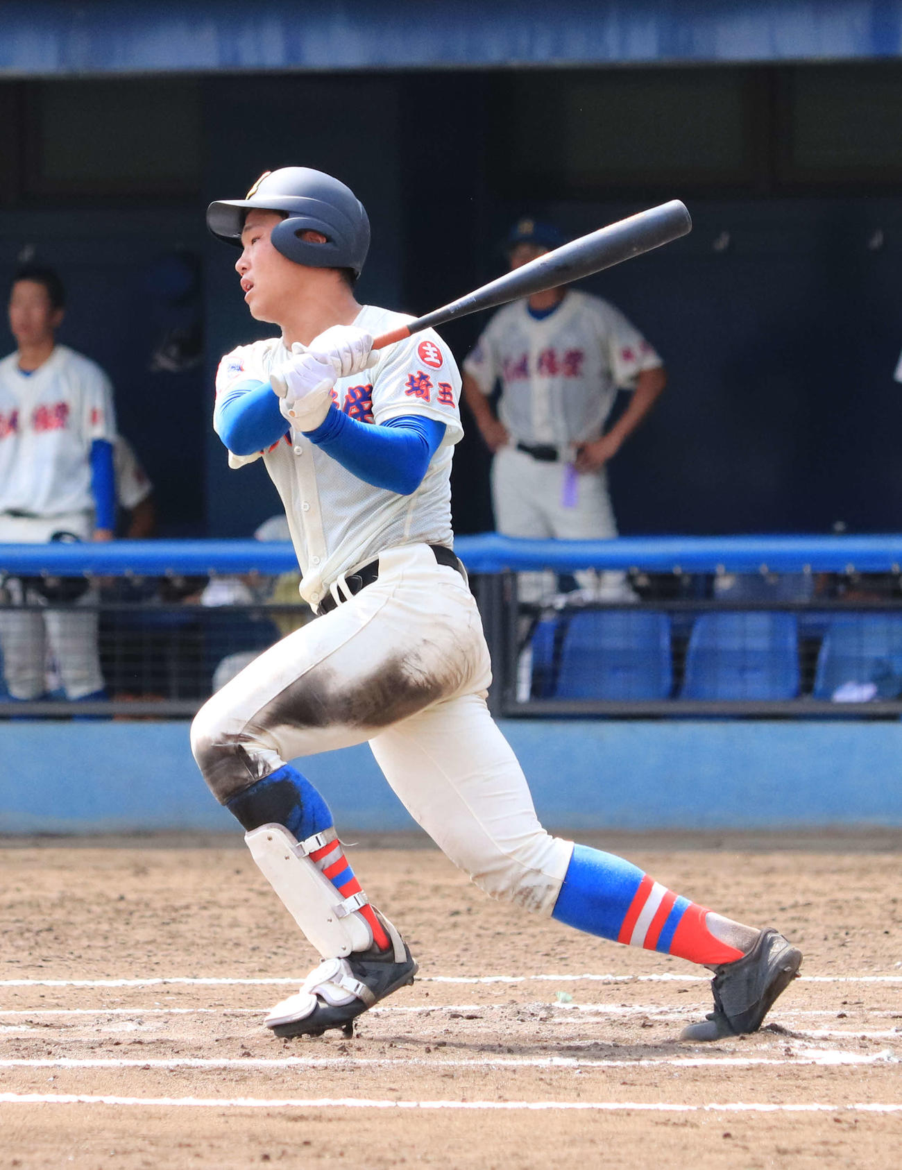 花咲徳栄対春日部工　2回2死から中堅への二塁打を放つ花咲徳栄・井上（撮影・小早川宗一郎）