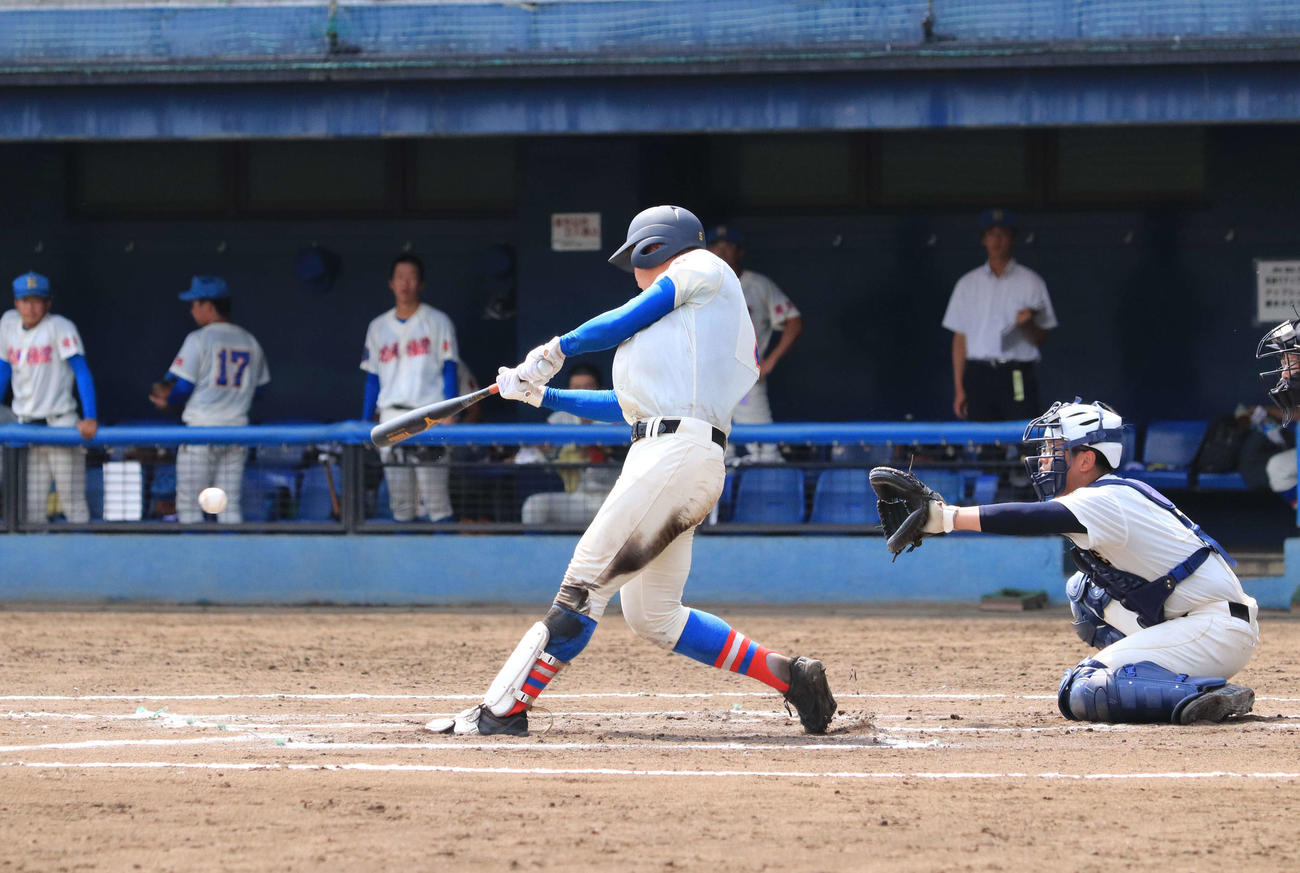 花咲徳栄対春日部工　2回2死から中堅への二塁打を放つ花咲徳栄・井上（撮影・小早川宗一郎）