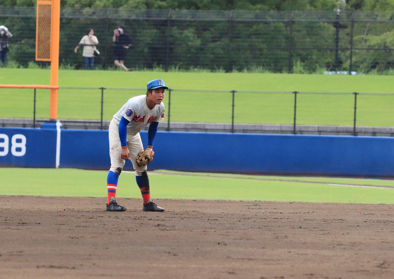 花咲徳栄対春日部工　公式戦初めて二塁手の守備に就いた花咲徳栄・井上（撮影・小早川宗一郎）