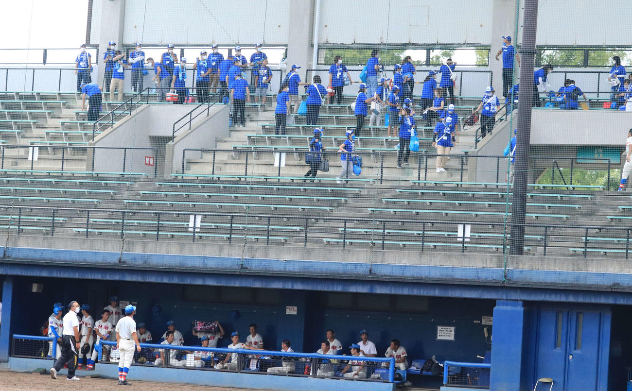 花咲徳栄対春日部工　6回裏途中、雷の影響で試合が中断し、引き上げる花咲徳栄スタンド（撮影・小早川宗一郎）