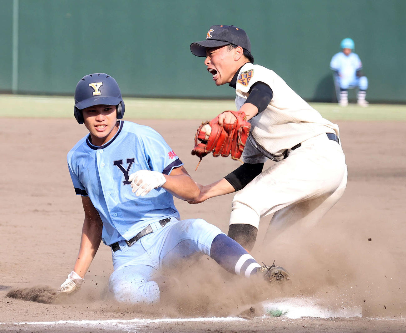 5回裏横浜商1死一、二塁、笹川（左）は三盗を決める（撮影・鈴木正人）