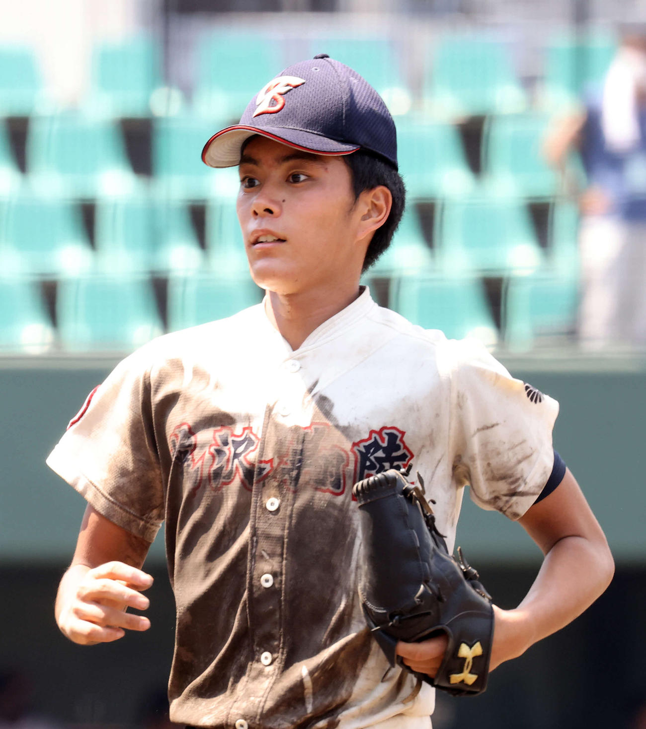 10回表、降板する藤沢翔陵・松尾（撮影・鈴木正人）
