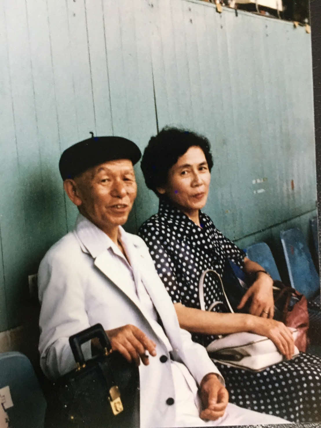 加賀道子さんは「栄冠は君に輝く」を作曲した古関裕而さん（左）と77年夏の甲子園の開会式に出席した（加賀道子さん提供）