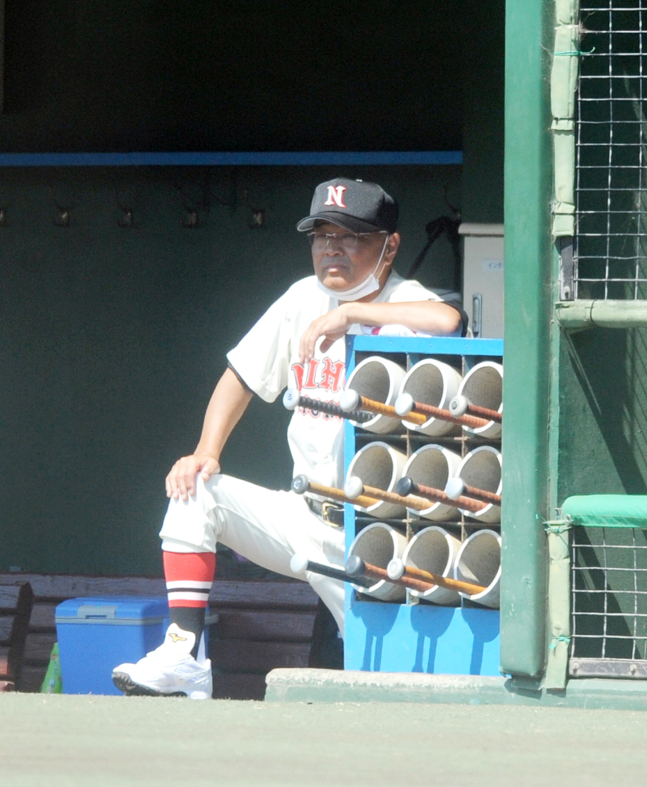 ベンチから戦況を見守る日大三島の永田監督（撮影・河合萌彦）