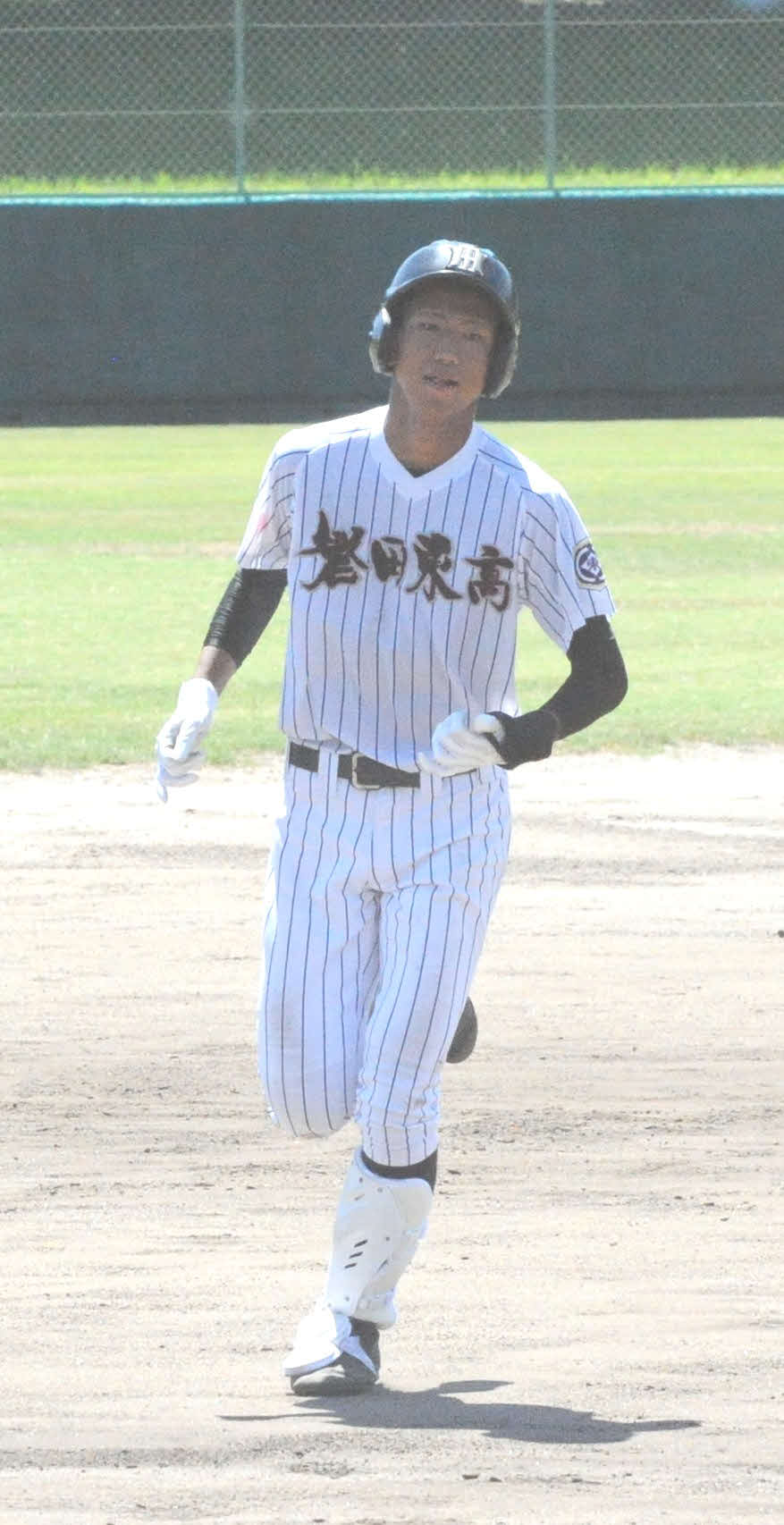 6回一死二塁で本塁打を放ち、三塁に向かう磐田東の岡野