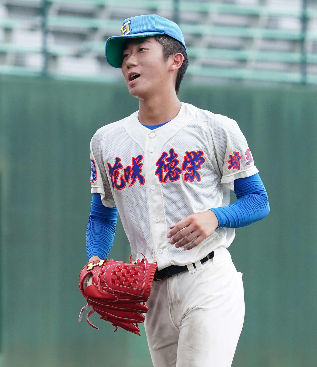 春日部共栄対花咲徳栄　7回5安打2失点で完投し整列に向かう花咲徳栄先発の高森（撮影・江口和貴）