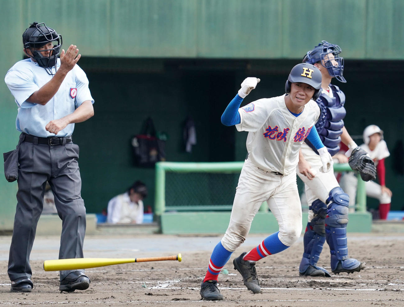 春日部共栄対花咲徳栄　6回裏花咲徳栄1死満塁、押し出しの死球でベンチに向かいガッツポーズする高森（撮影・江口和貴）