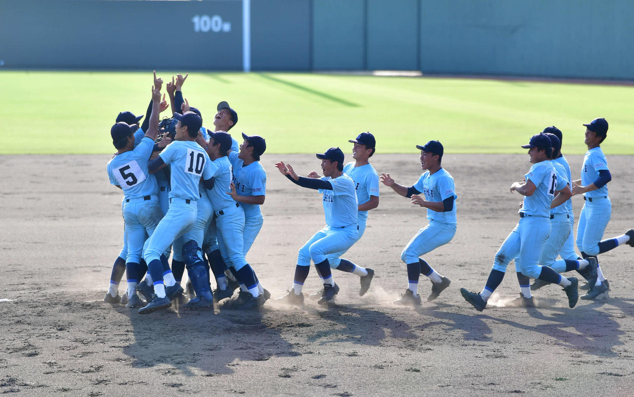 水口東を下して滋賀県大会優勝を決め、歓喜の輪をつくる近江ナイン（撮影・岩下翔太）