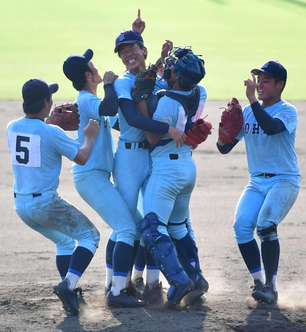 水口東を下して滋賀県大会優勝を決め、歓喜の輪をつくる近江ナイン（撮影・岩下翔太）