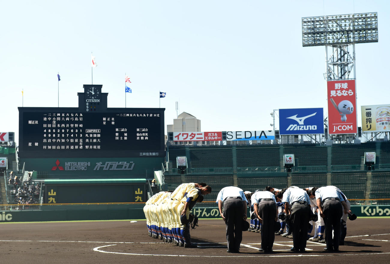 星稜対履正社　整列する両ナイン（撮影・横山健太）