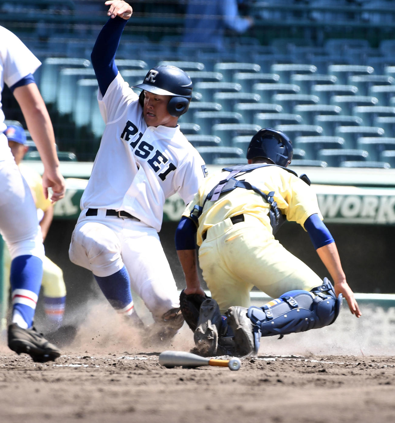 履正社対星稜　2回表履正社2死満塁、両井大貴の右前2点適時打で生還する関本。捕手内山（撮影・前岡正明）