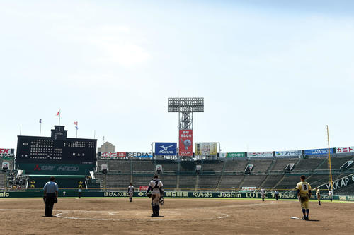 星稜対履正社　9回裏途中、黙とうする両ナイン（撮影・横山健太）
