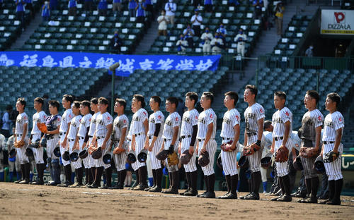 磐城対国士舘　磐城に勝利し整列する国士舘ナイン（撮影・横山健太）