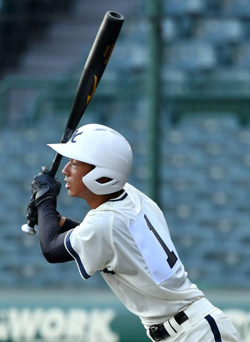 仙台育英対倉敷商　6回裏倉敷商2死三塁、右前適時打を放つ永野（撮影・横山健太）