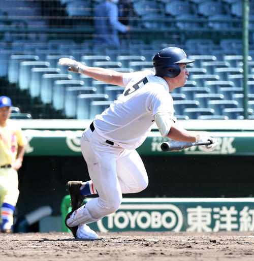 履正社対星稜　2回表履正社2死満塁、小深田は中前2点適時打を放つ（撮影・前岡正明）