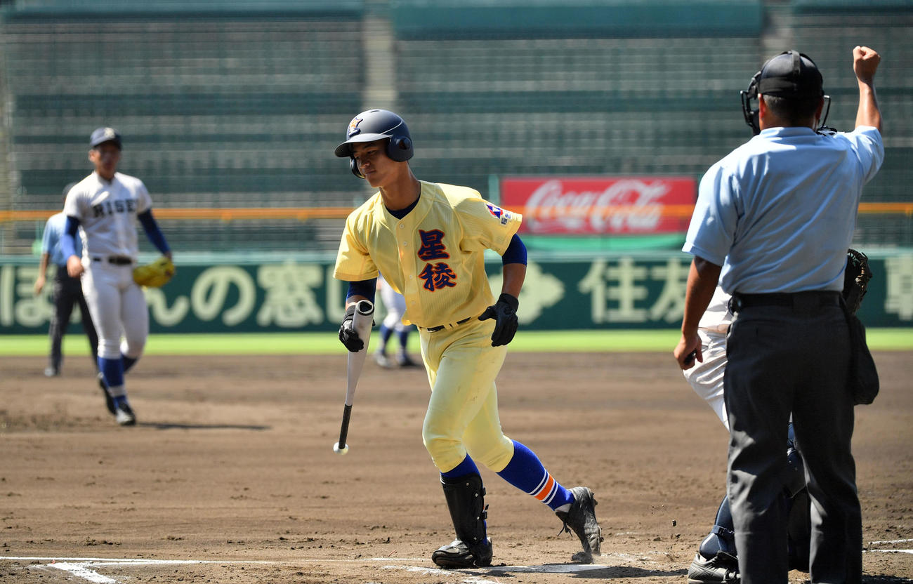 1回裏星稜1死一、二塁、三振に倒れる内山。投手岩崎（撮影・横山健太）