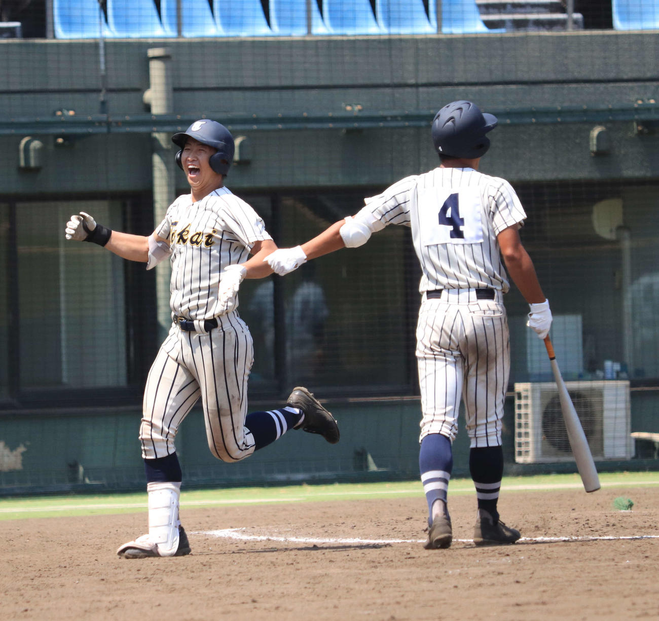 相模原弥栄対東海大相模　5回裏東海大相模2死一、三塁、左翼への3点ランニング本塁打を放ち、笑顔を見せる山村（左）（撮影・小早川宗一郎）
