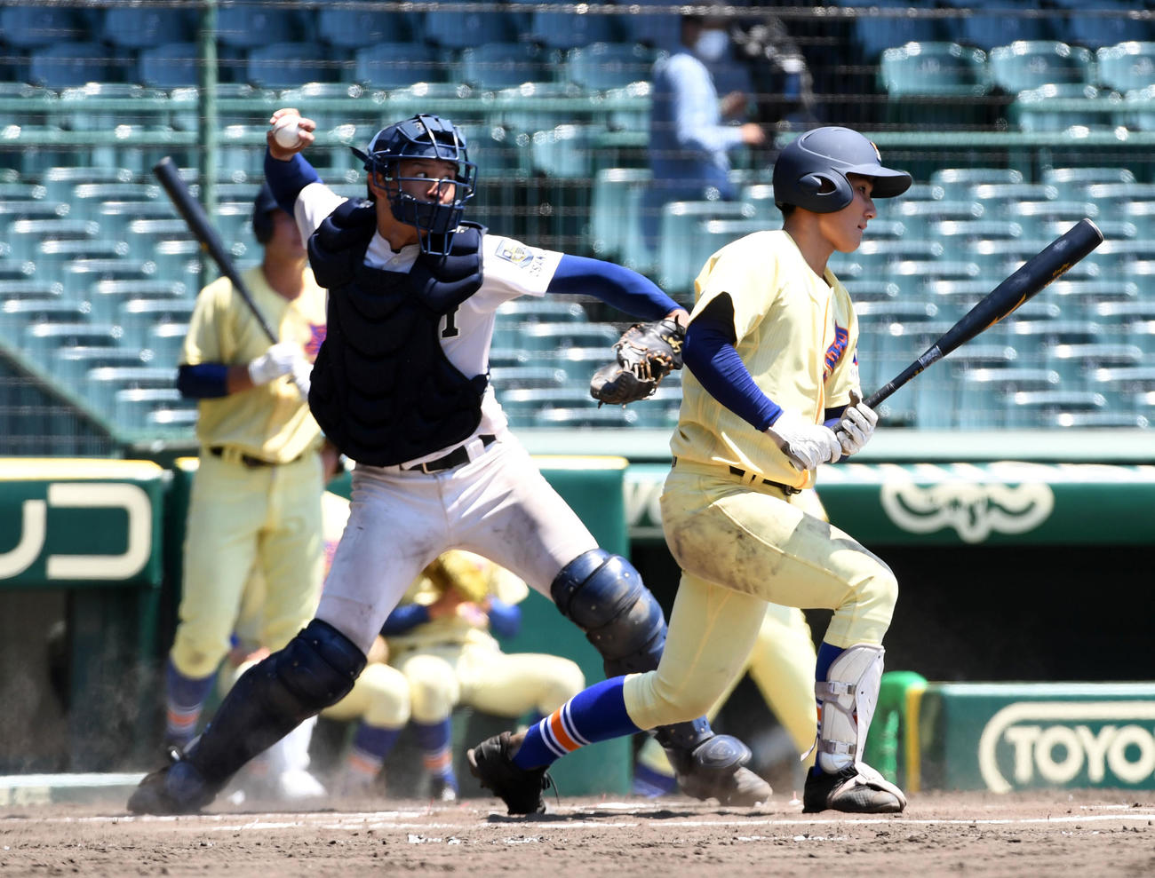 履正社対星稜　6回裏星稜1死一塁、中田の二塁盗塁を阻止した関本（撮影・前岡正明）