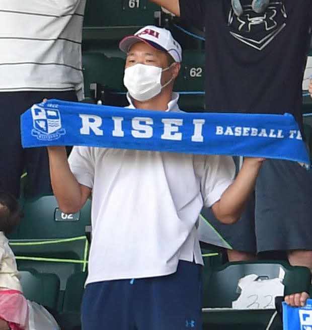 履正社対星稜　星稜に勝利し、校歌が流れる中で履正社のタオルを掲げる元阪神・関本賢太郎氏（撮影・岩下翔太）