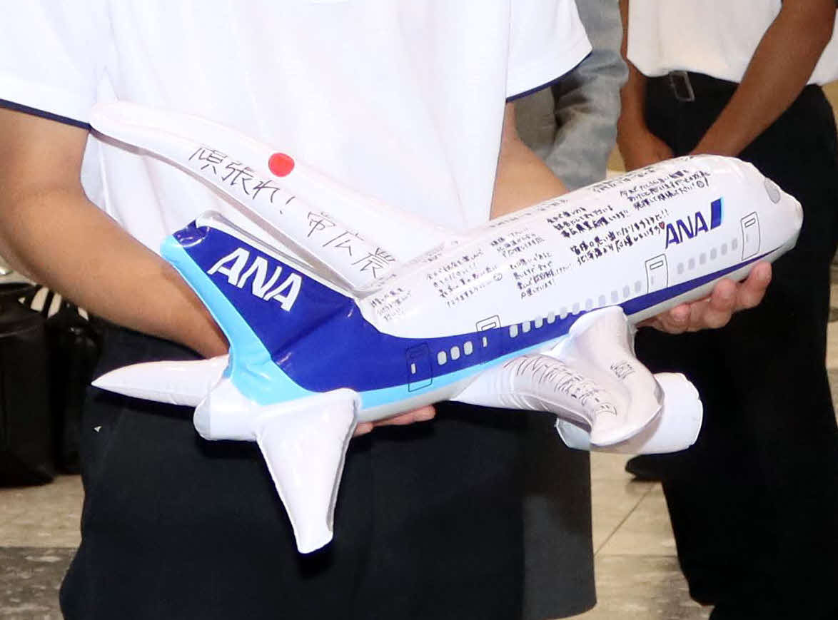 新千歳空港出発前に帯広農の井村主将が渡された全日空職員の激励メッセージ入り飛行機（撮影・永野高輔）