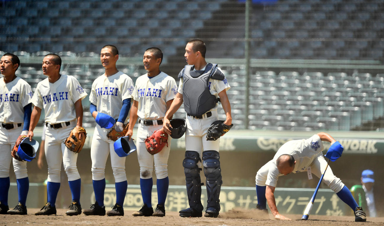 磐城対国士舘　ノック後、グラウンドをならす磐城・木村前監督（撮影・横山健太）