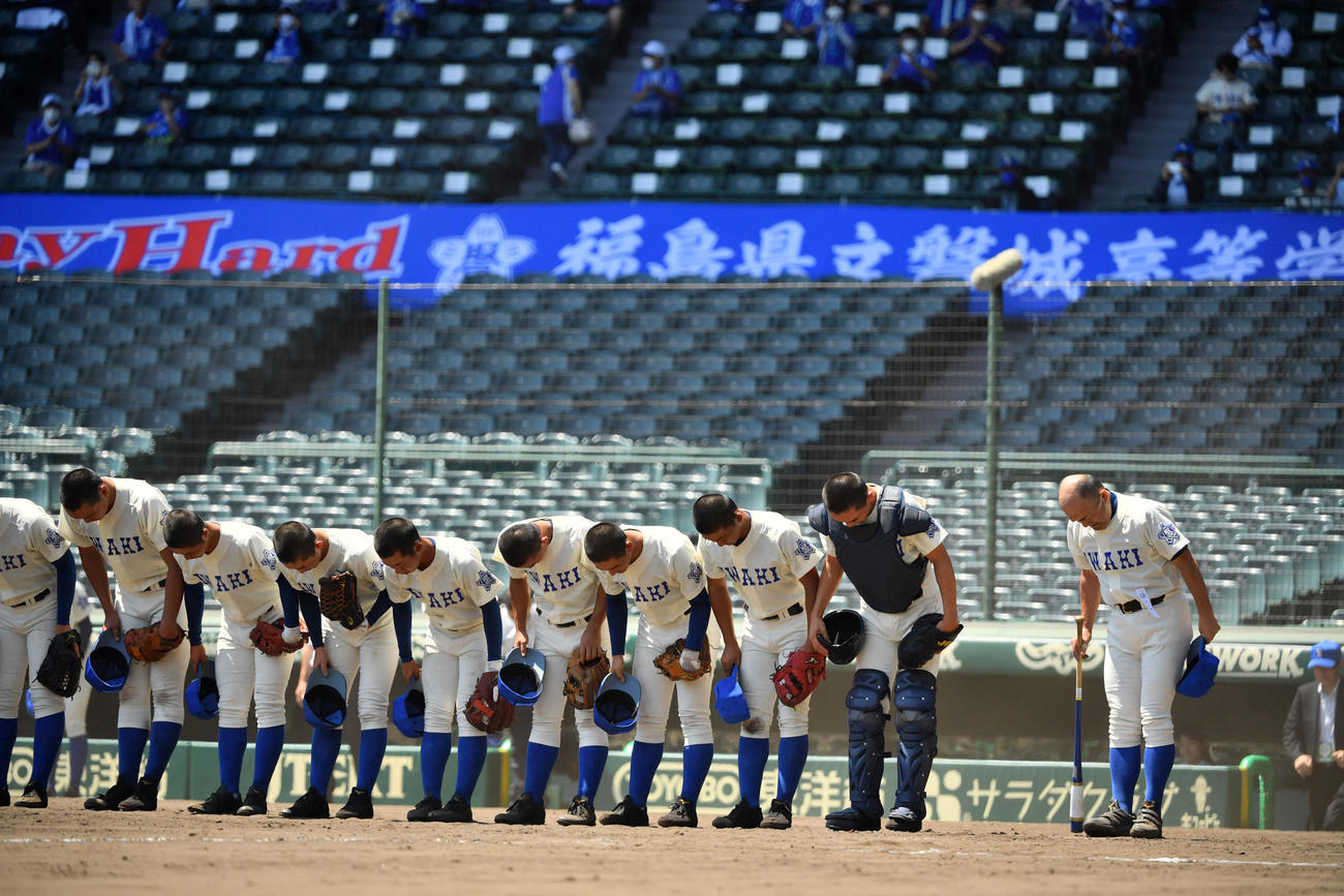 磐城対国士舘　ノックを終え、あいさつする磐城・木村前監督（右）（撮影・横山健太）