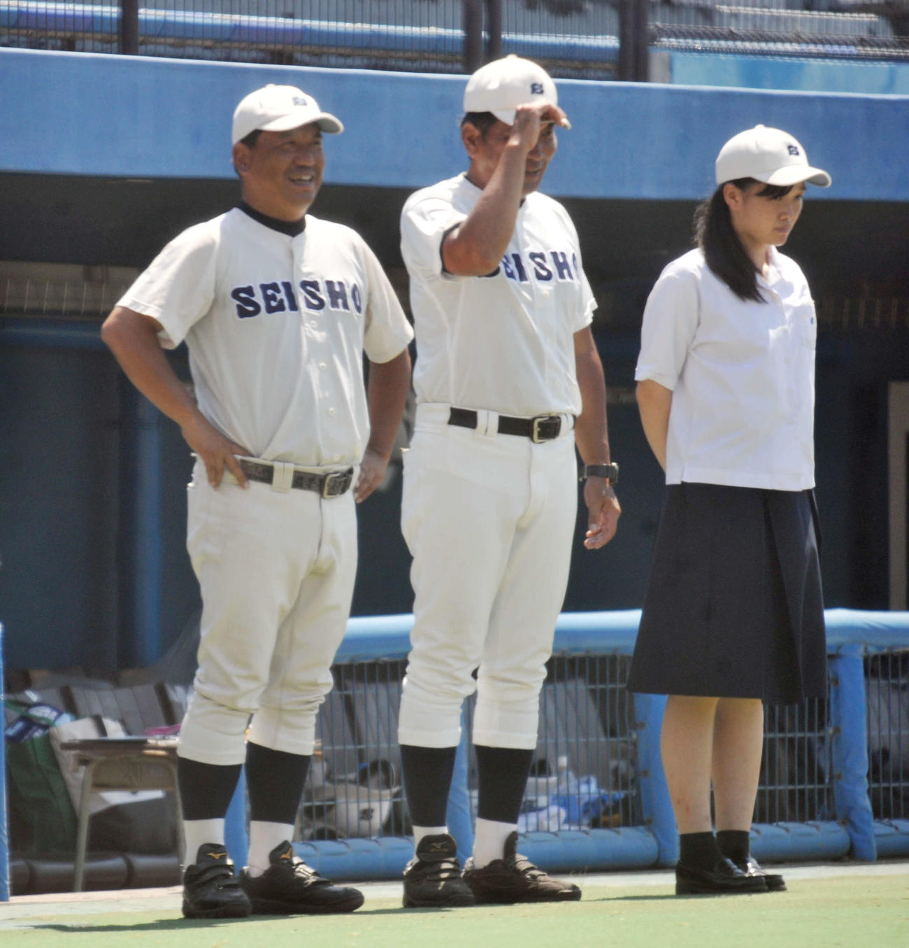 試合後の整列時に笑顔を見せる静岡商・高田監督（左）
