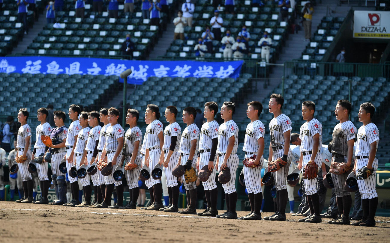 磐城対国士舘　磐城に勝利し整列する国士舘ナイン（撮影・横山健太）