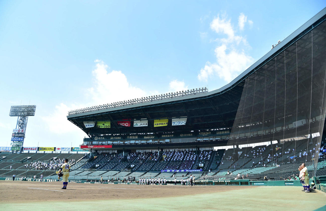 履正社対星稜　9回裏星稜の攻撃前、黙とうを行う両校のナインとスタンドの関係者（撮影・岩下翔太）