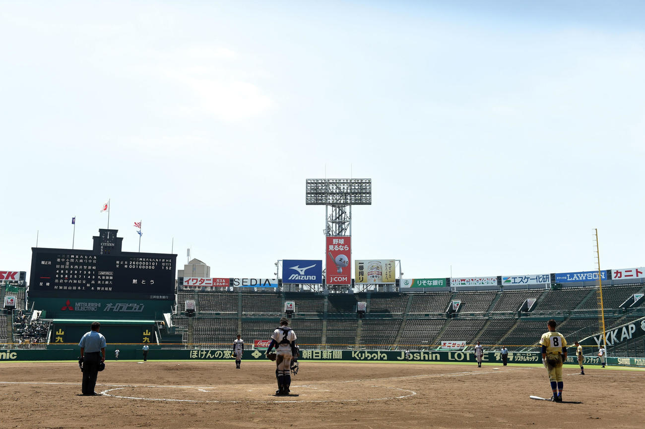星稜対履正社　9回裏途中、黙とうする両ナイン（撮影・横山健太）