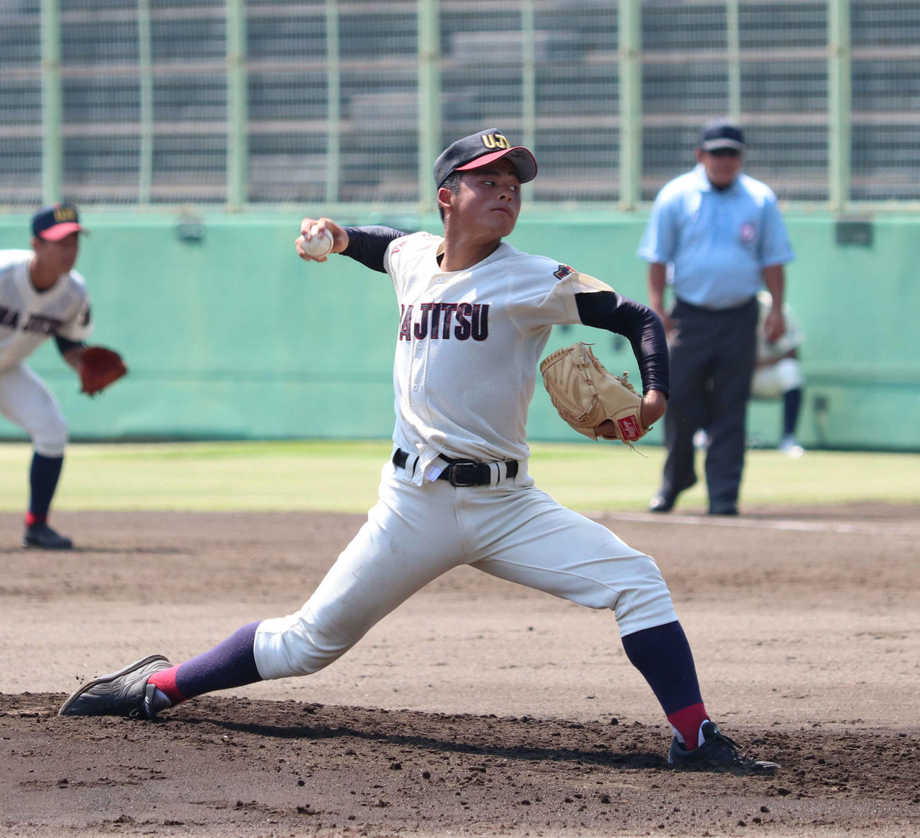 7回を完投し、5安打10三振2失点の力投をする浦和実・豆田（撮影・沢田直人）
