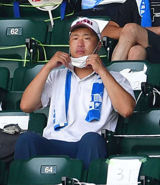 履正社対星稜　息子・勇輔が出場する履正社の試合を観戦した元阪神・関本氏（撮影・岩下翔太）
