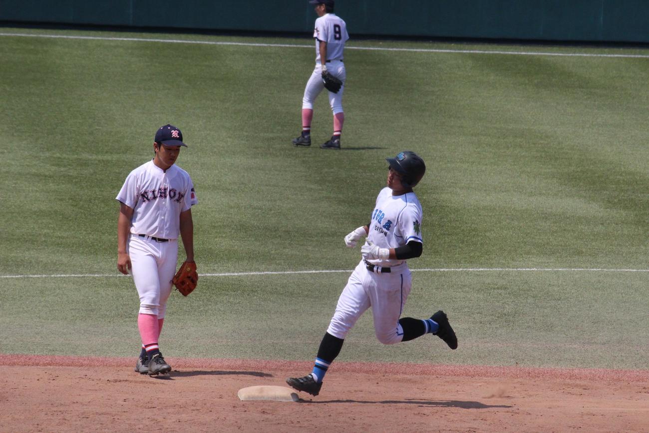 日大藤沢対三浦学苑　3回裏三浦学苑2死一塁、左越え本塁打を放ち、二塁を回る上村