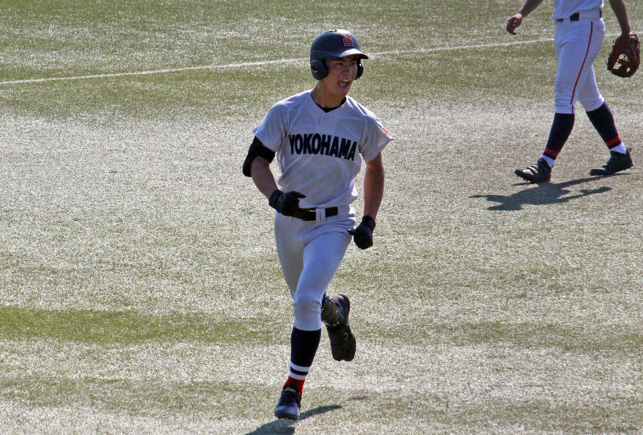 横浜対日大高　3回表横浜1死、右越えに本塁打を放ち、二塁を回りベンチに向かってほえる庄司（撮影・玉置肇）